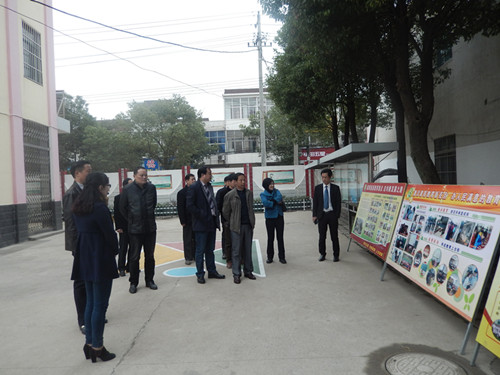 镇中心学校莅临泥河小学进行国检预检工作